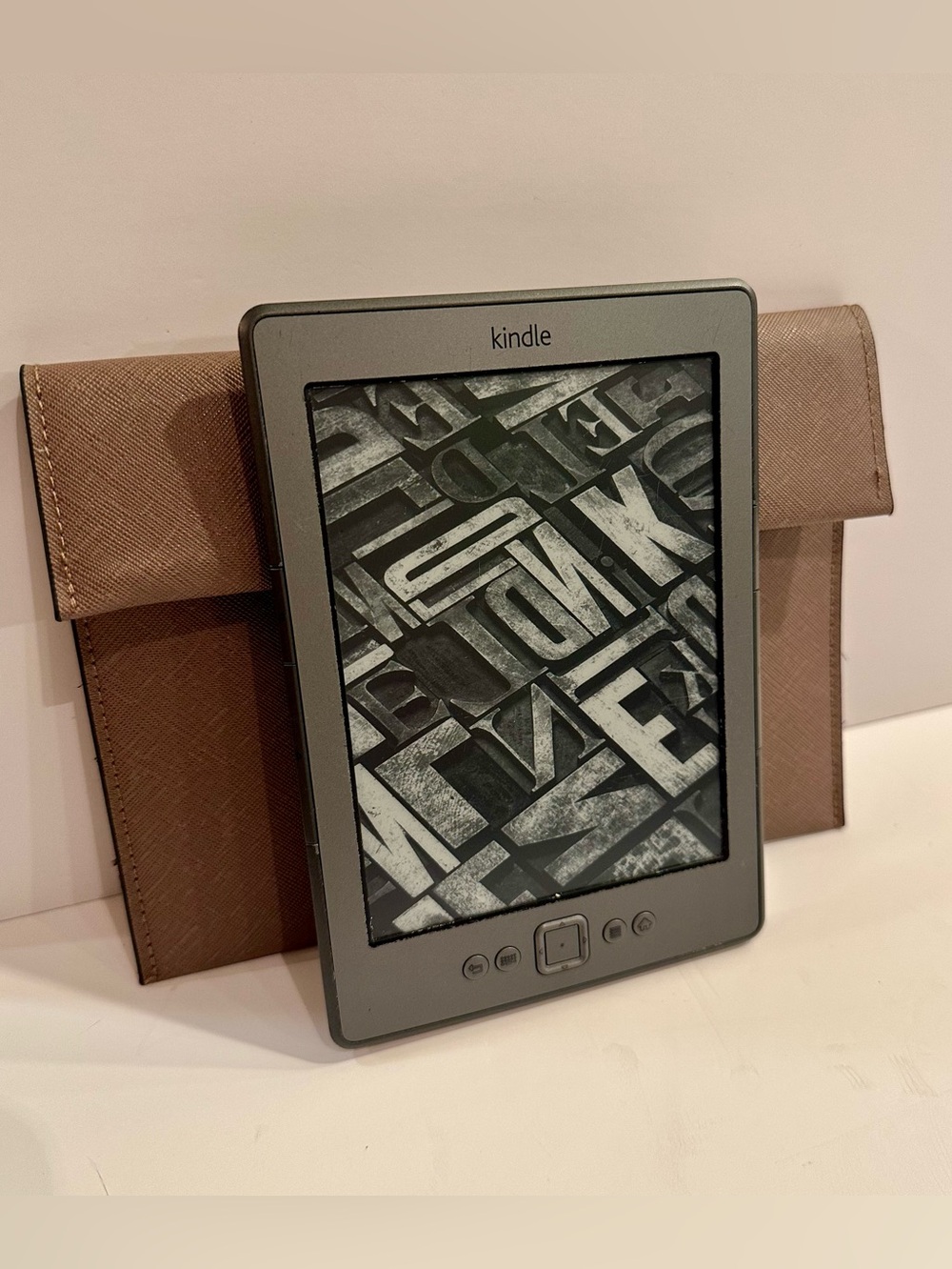 Amazon Kindle 4th Gen D01100 Wi-Fi 6" e-Book Black Reader W Snap Sleeve